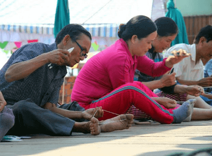 people knitting representing coders in a competition